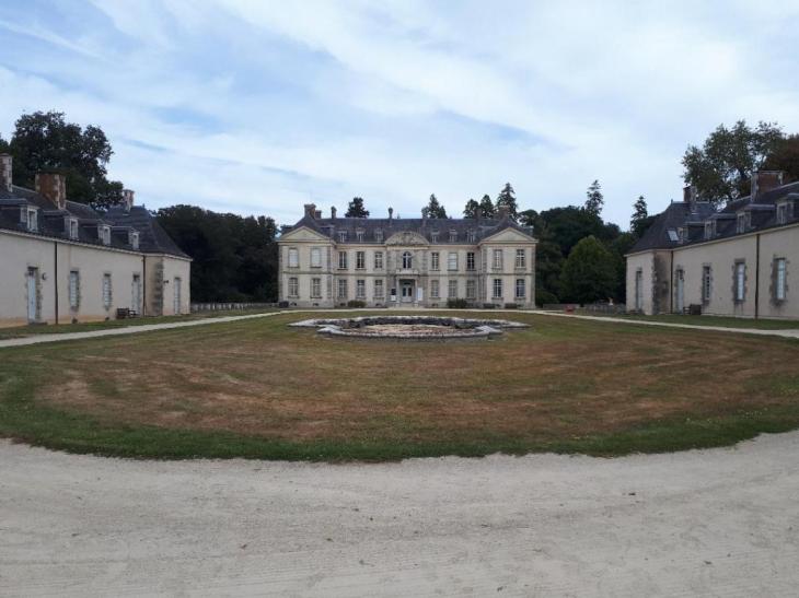 bignan-kerguehennec-courtyard-front-castle-sep18