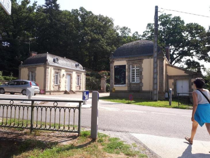 bignan-kerguehennec-entrance-from-parking-aug18