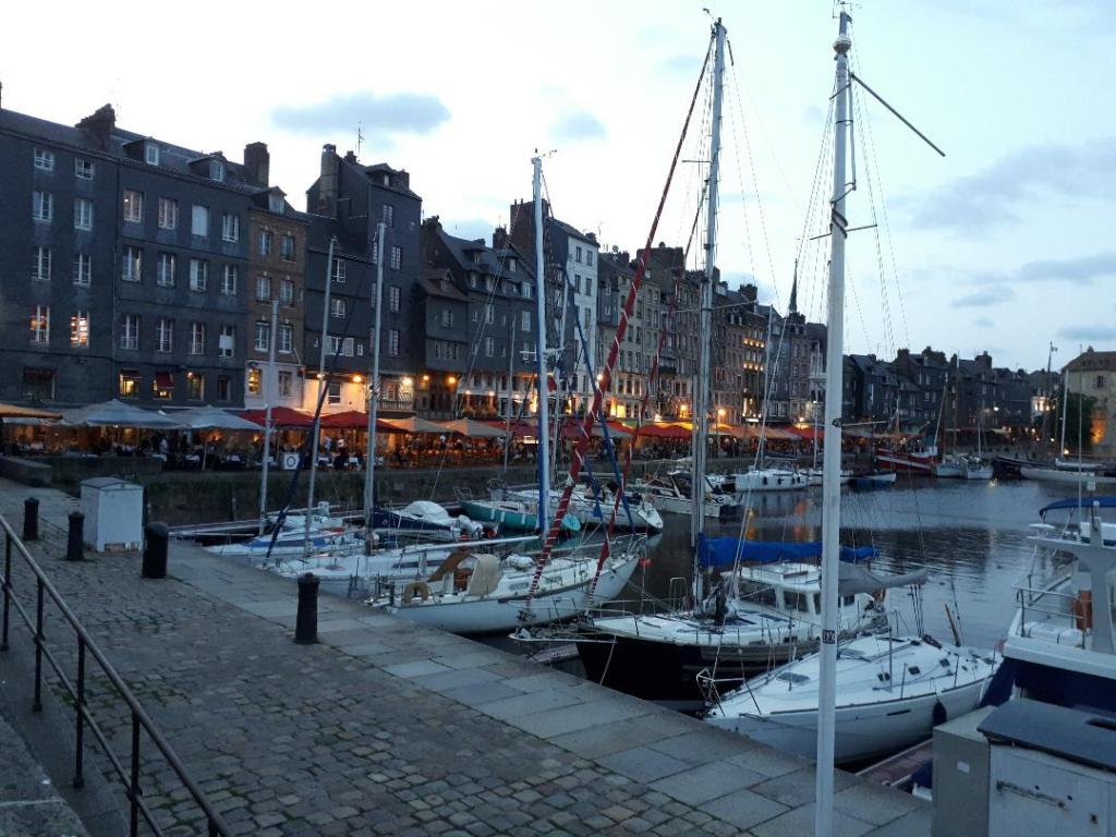 hon-quai-sainte-catherine-aug18