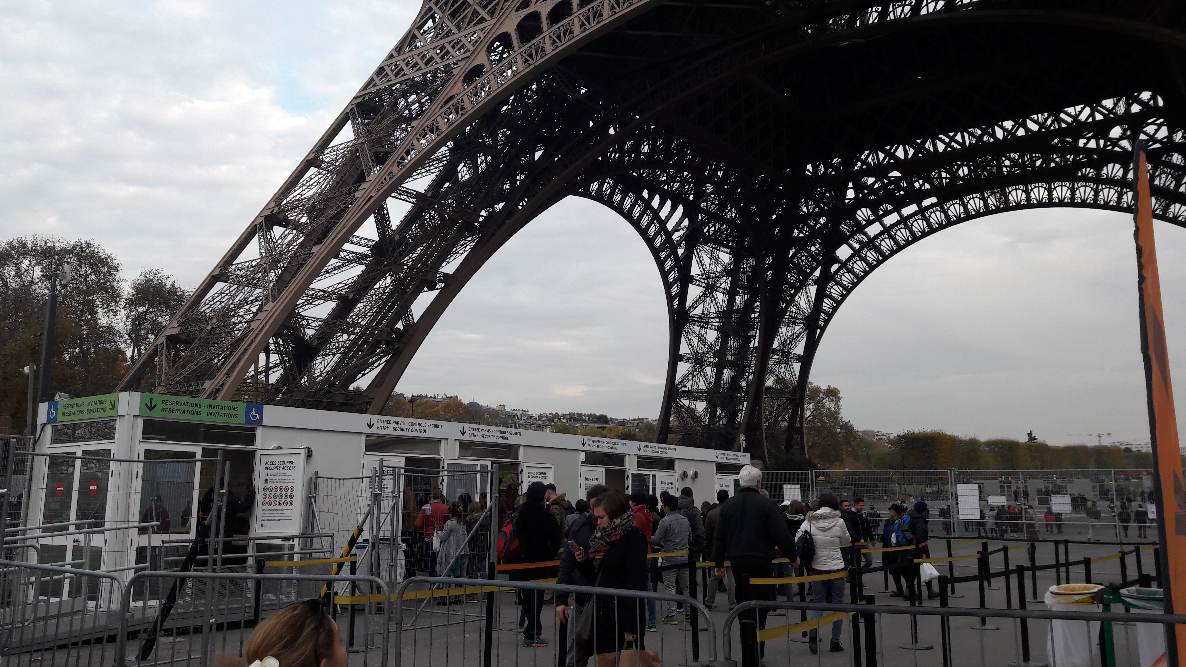 paris tour eiffel entr barriers nov17