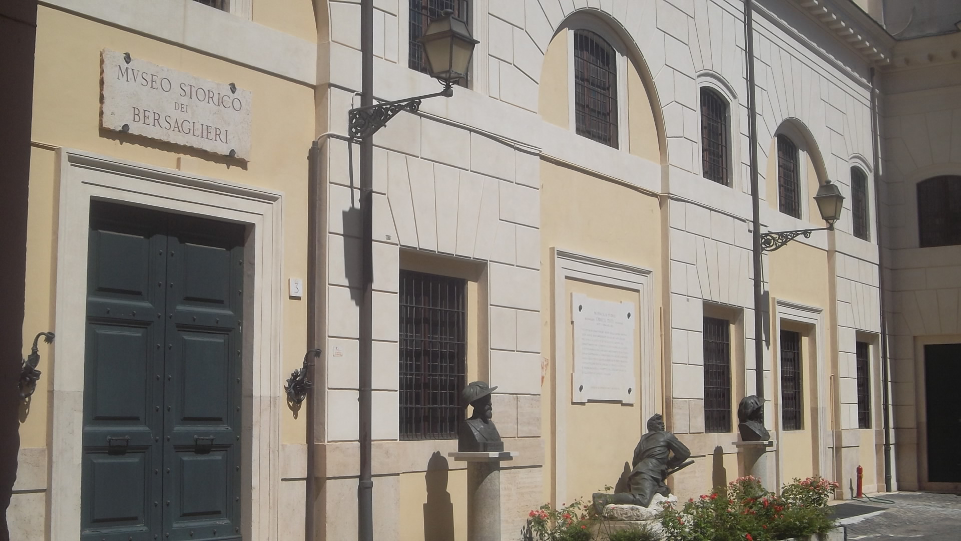 roma-museo-historico-bersaglieri-courtyard-aug13