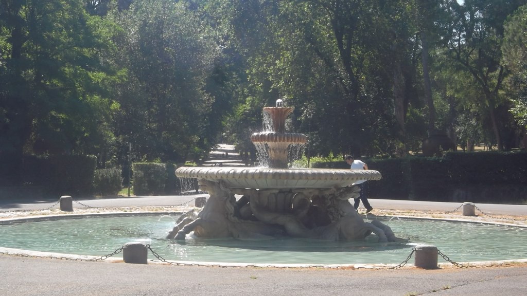 roma-street-scene-villa-borghese-inside-fountain-aug13