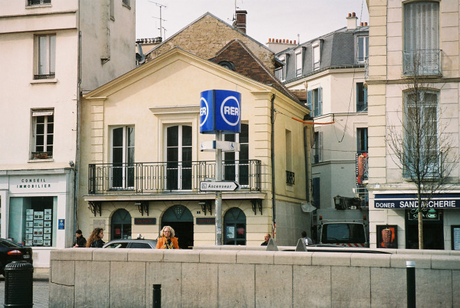 SGL RER A station ent across castle dec17