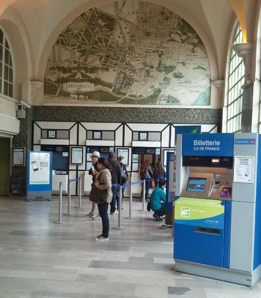 Versailles gare rive-droite-inside-lobby