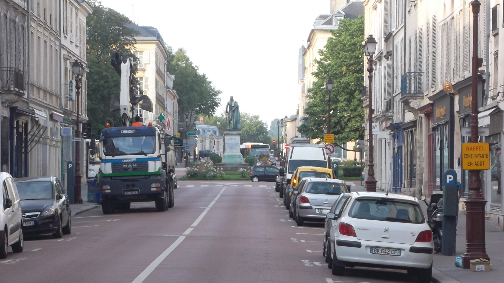 versailles-rue-hoche-to-statue-gen-hoche-and-castle-aug12