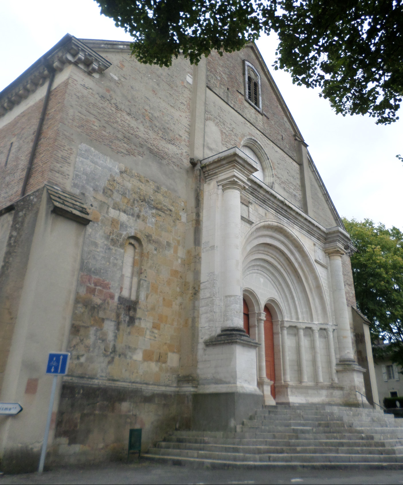 lescar-cathedral-front-aug14