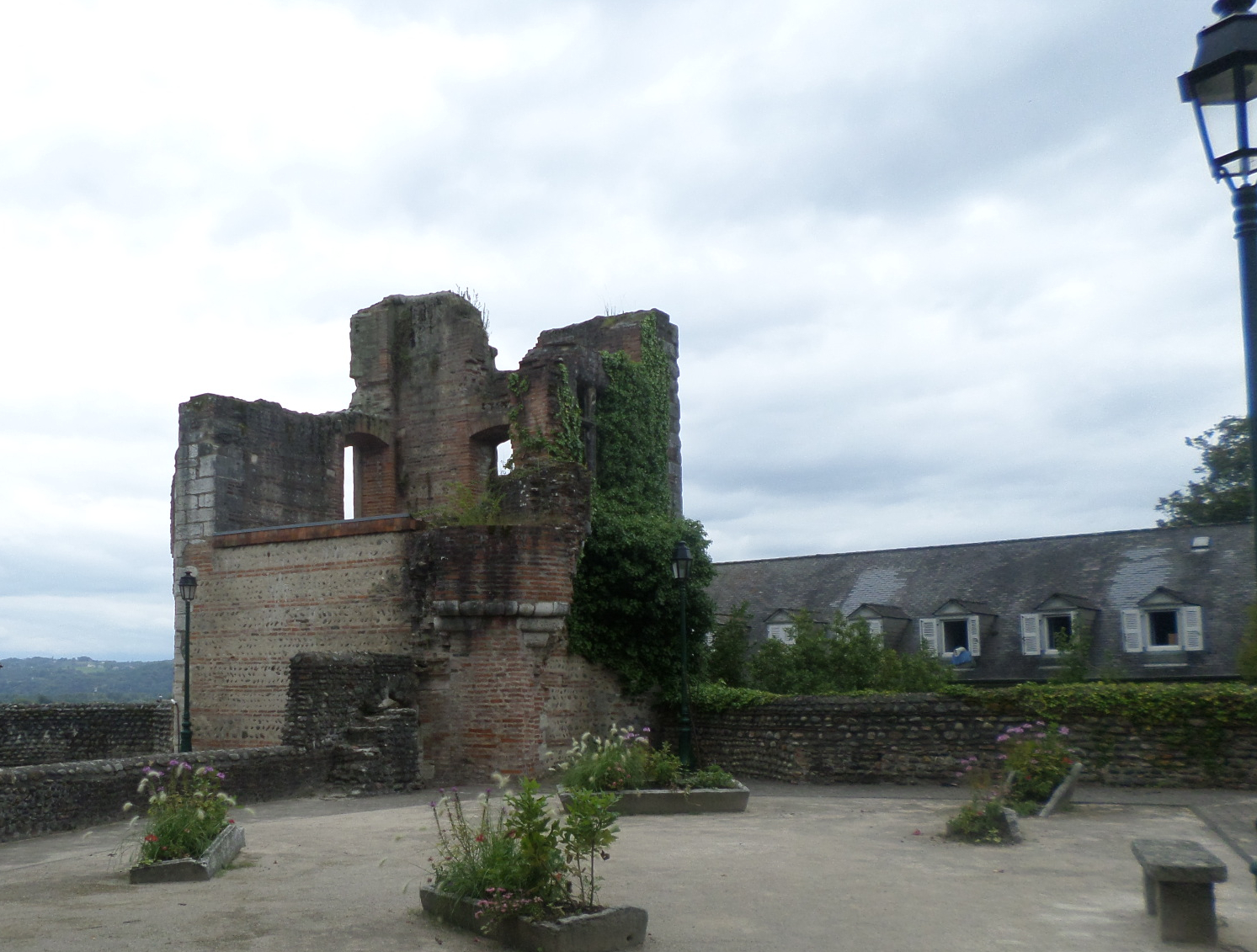 lescar-pont-louis-ruins-top-baptistry-aug14