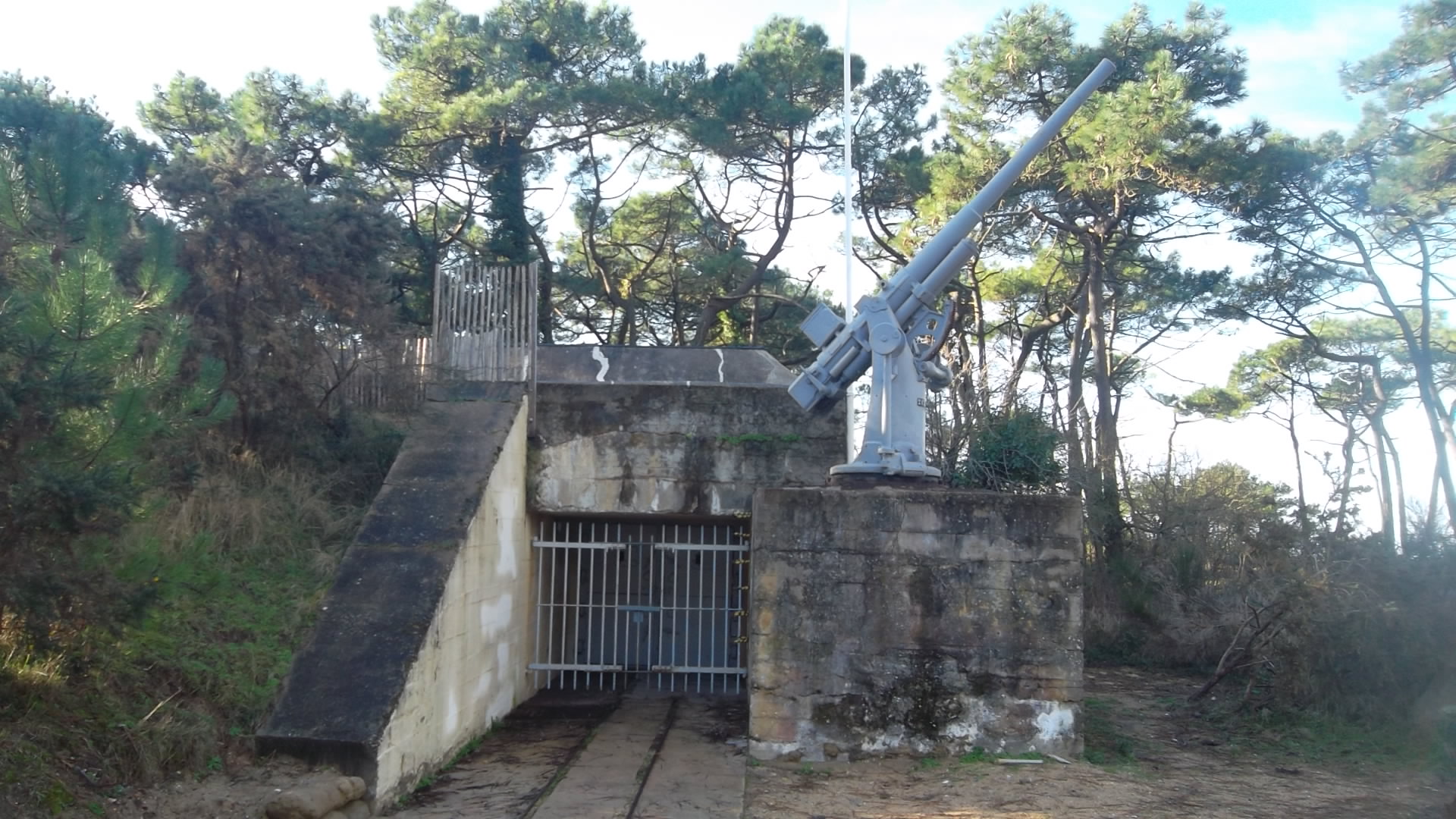 Plouharnel bunkers ent far end to beach mus jan14
