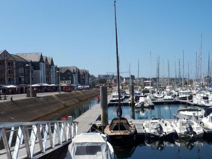 Port du Crouesty passerelle to J22 prom shops left jul21