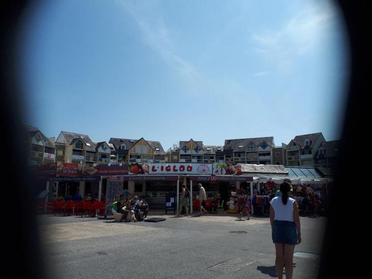 Port du Crouesty prom shops l igloo ice cream jul21