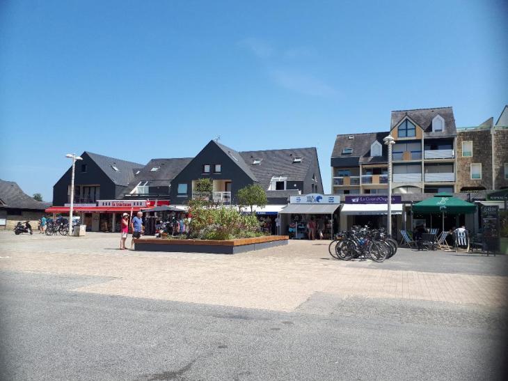 Port du Crouesty prom shops la trinitaine jul21
