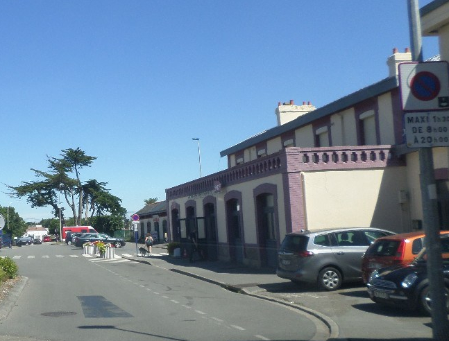 quiberon-train-station-passing-jul17