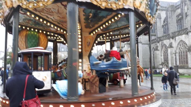 quimper-carrousel-parvis-cat-st-corentin-dec19