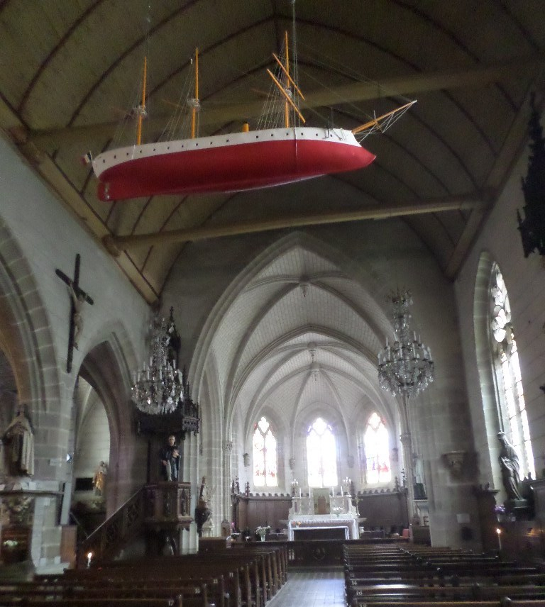 auray-st-goustan-ch-st-sauveur-nave-and-boat-jul17