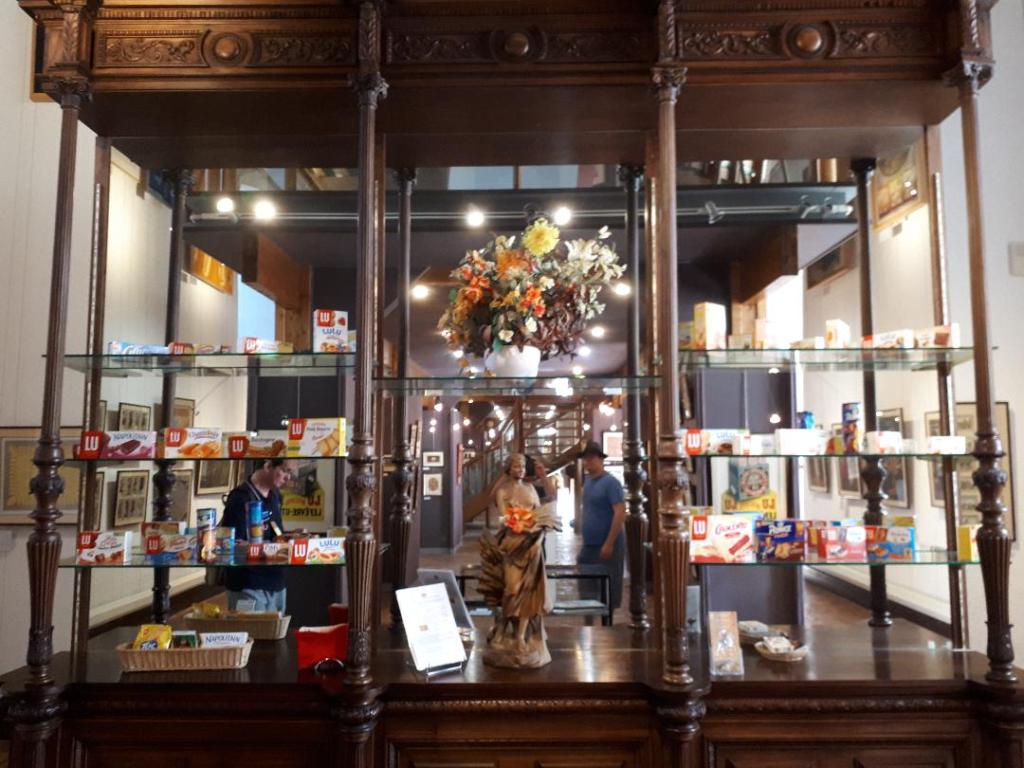 chat-goulaine-mus-lu-main-aisle-vitrine-aug18