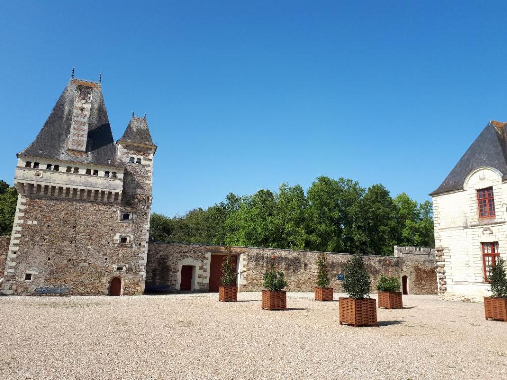 chateau-goulaine-inner-courtyard-tower-aug18