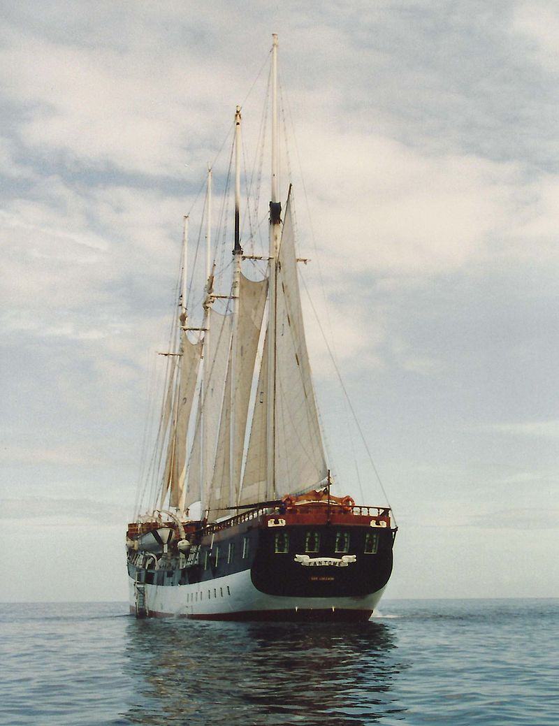 fantome-cruiseboat-back-sailing