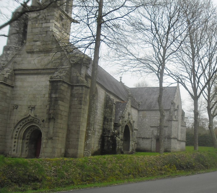 gouezec-chapelle-notre-dame-de-trois-fontaines-side-mar14