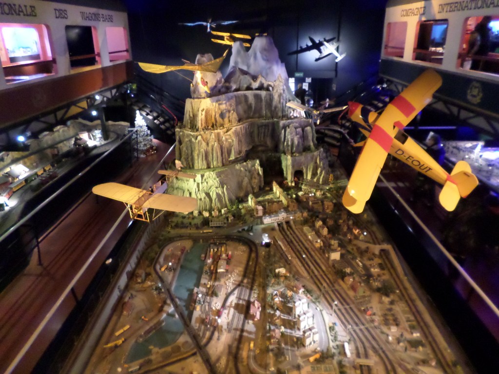 lr-mus-mod-red-from-above-city-of-trains-dec14