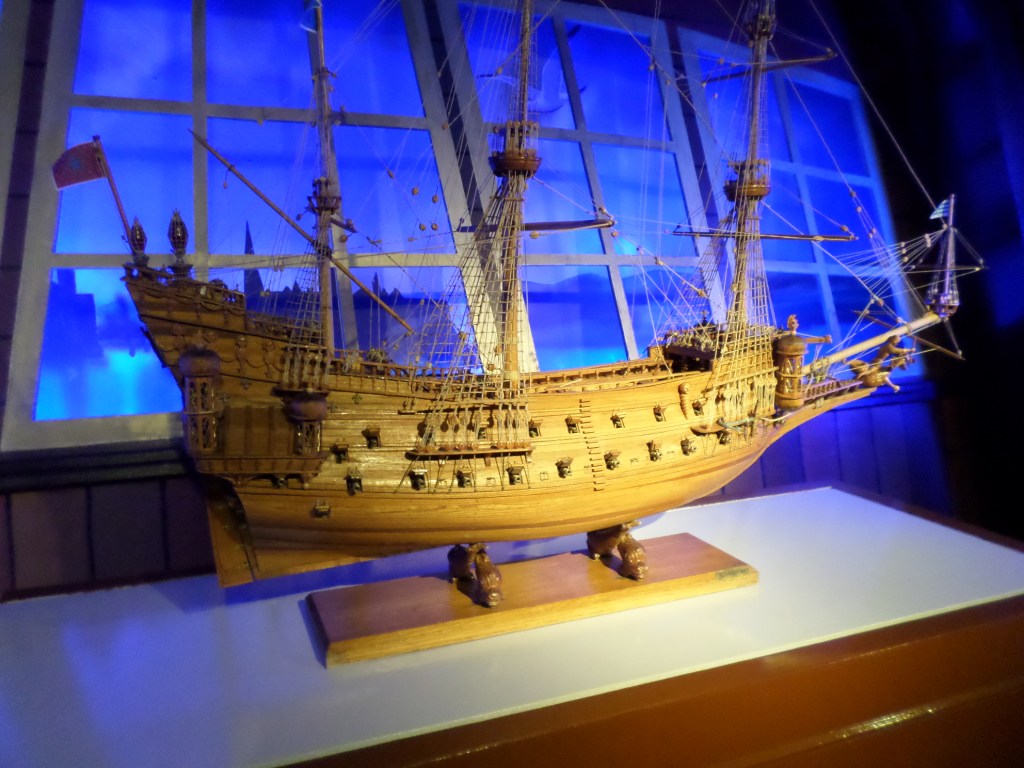 lr-mus-mod-red-la-couronne-by-richelieu-dec14