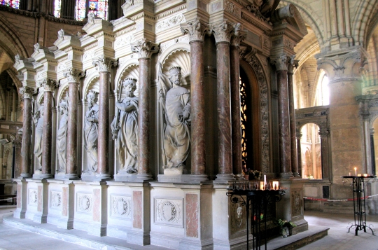 reims-basilica-st-remi-tomb-of-st-remi-dec08