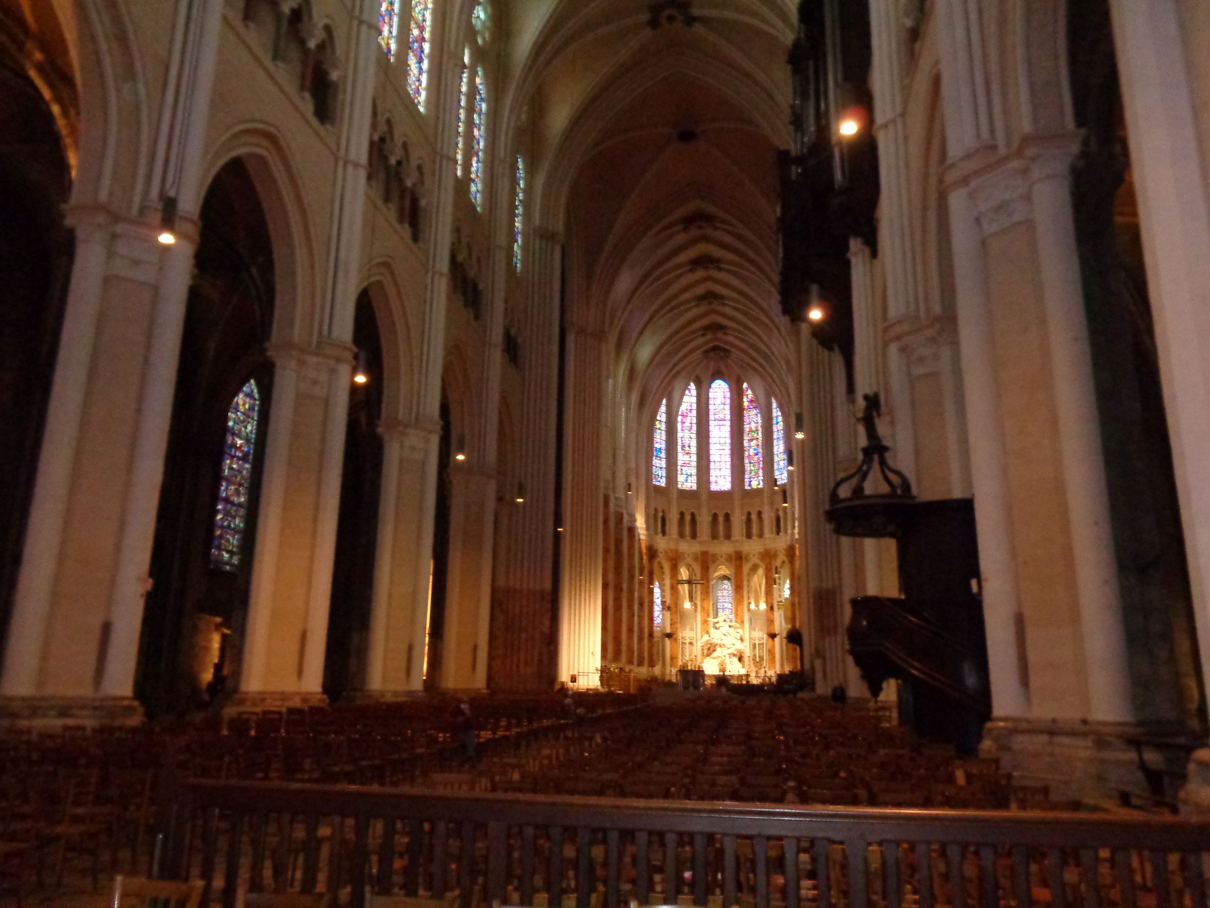 Chartres Cat ND nave to altar pulpit sep21