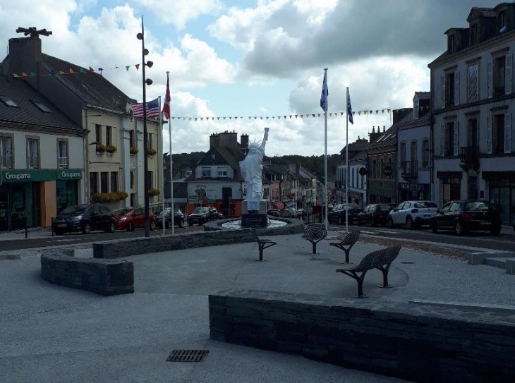 gourin-pl-de-la-victoire-liberty-statue-back-jul19