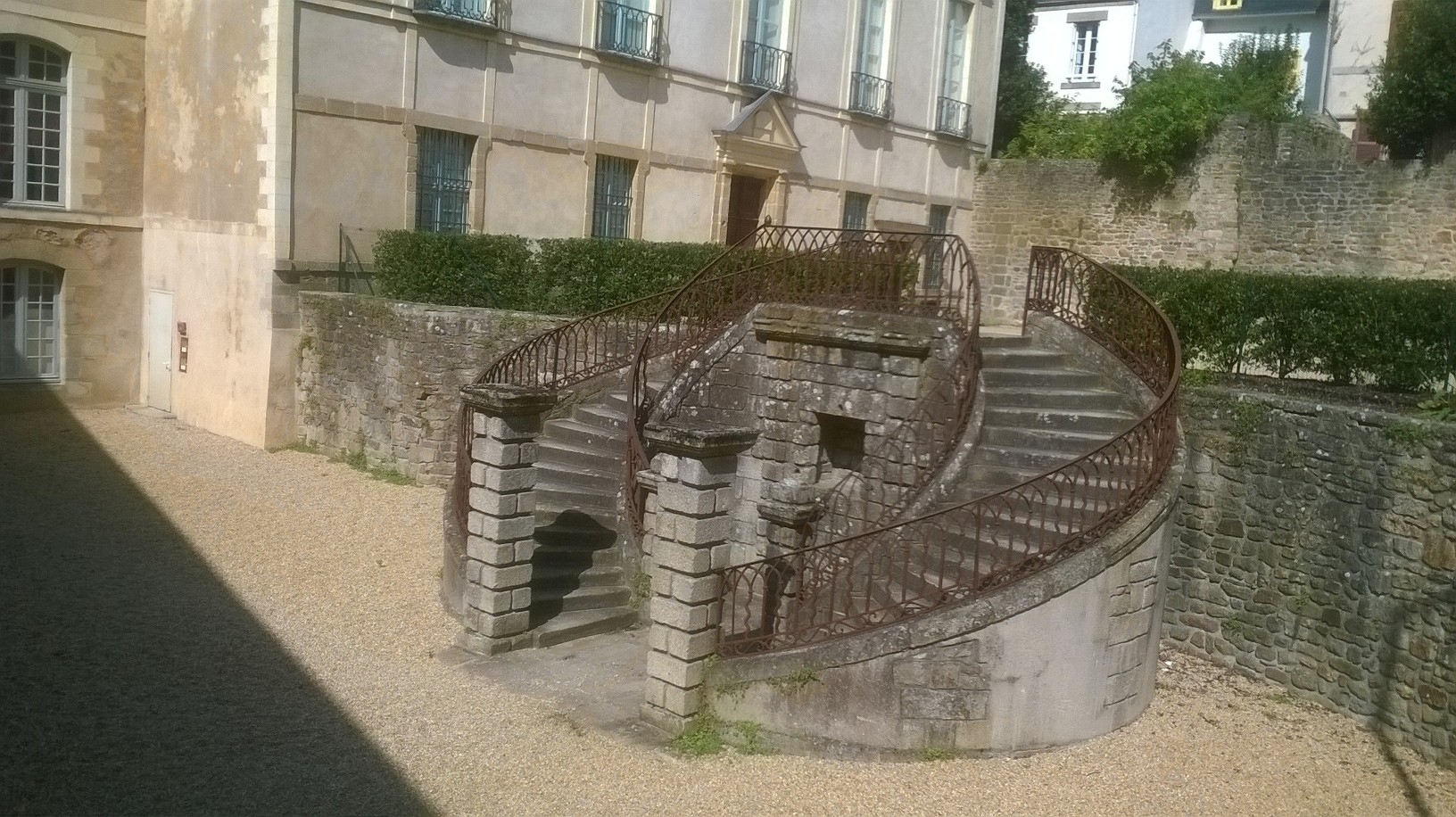 vannes-hotel-de-limur-patio-aug15