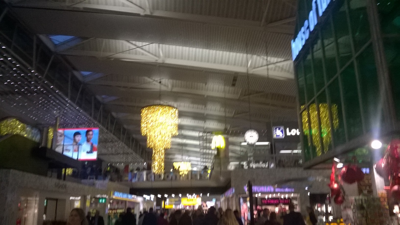 ams-arriving-apt-schiphol-holland-blvd-stores-deco-dec16