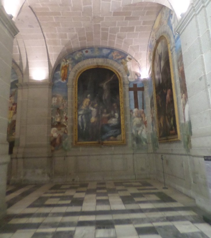 el-escorial-monasterio-hallway-of-templarios-old-borrowed-church-aug17