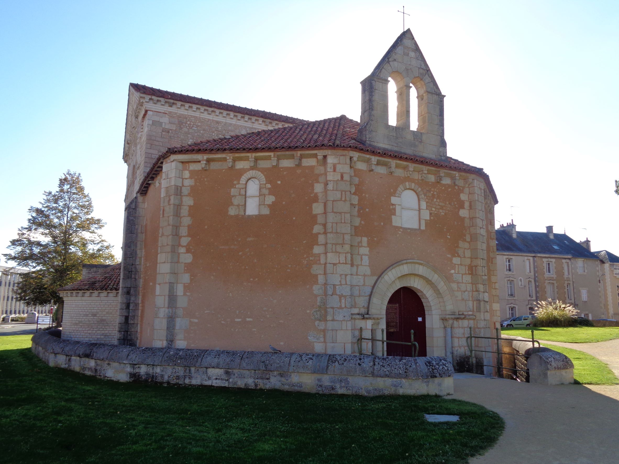 Poitiers baptistere st jean front oct21