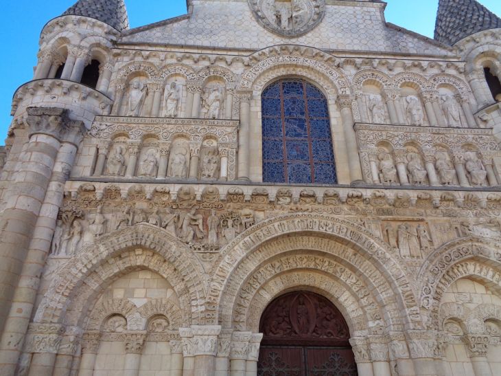 Poitiers ch Notre Dame la Grande side back statues oct21