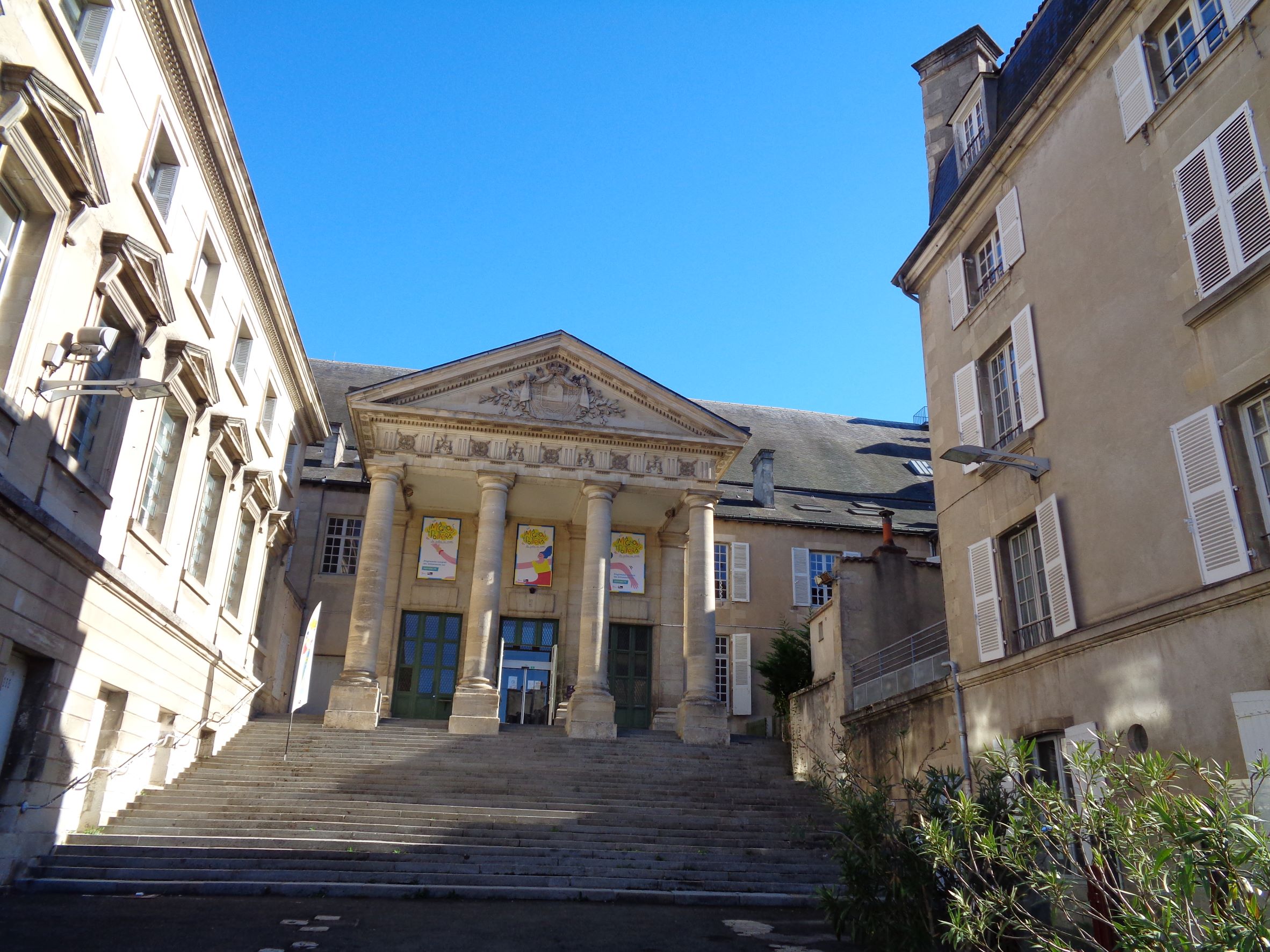 Poitiers palais de ducs aquitaine de justice now front oct21