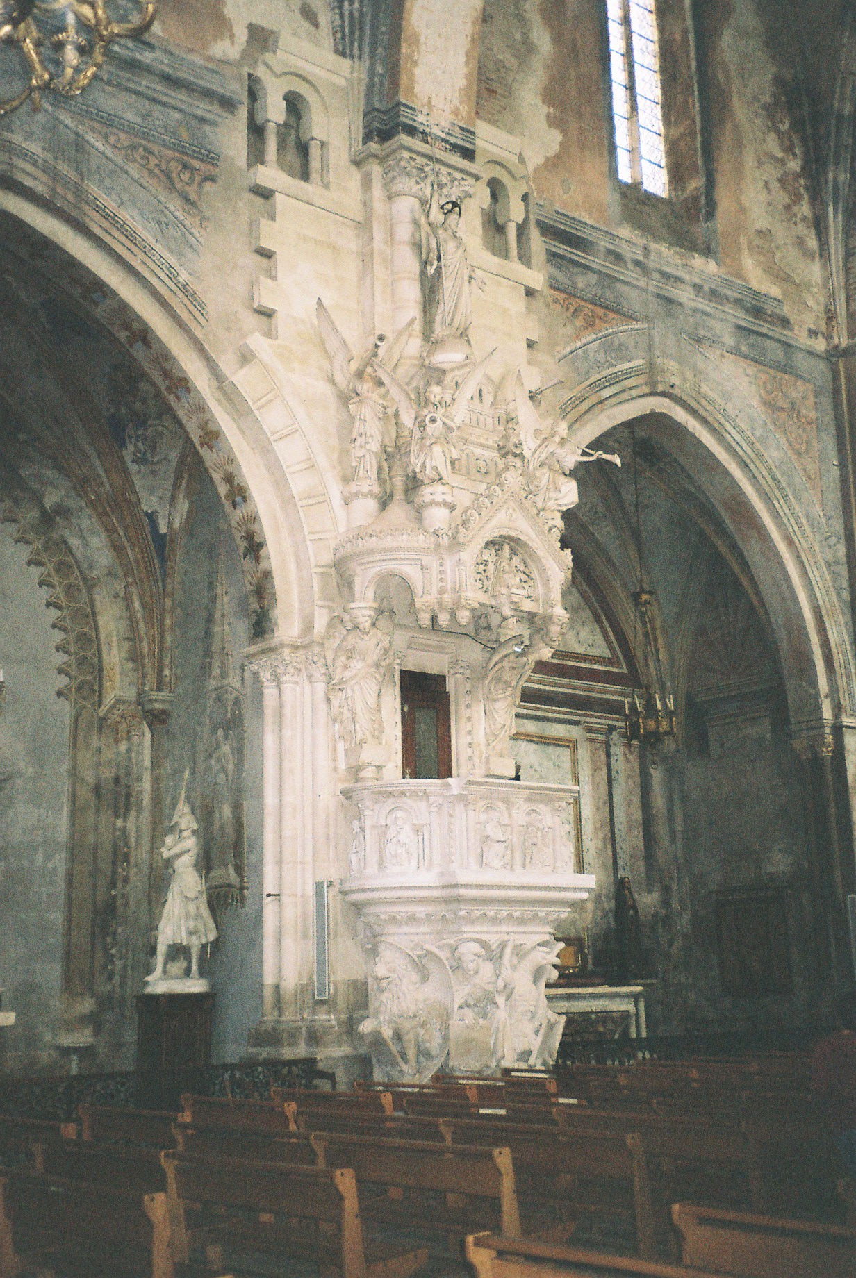 Rabastens ch Notre Dame du Bourg pulpit on angels jul10