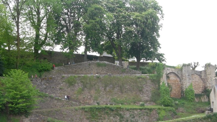 Auray st goustan old castle ruins mai12