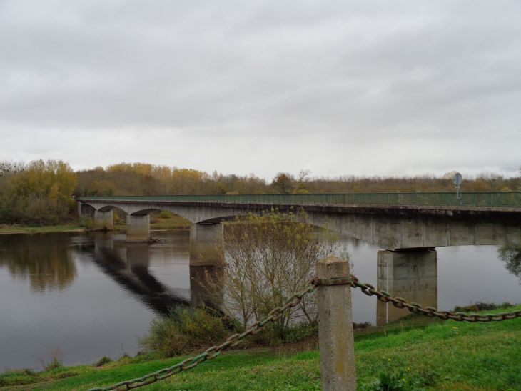 Candes St Martin bridge over vienne river nov21
