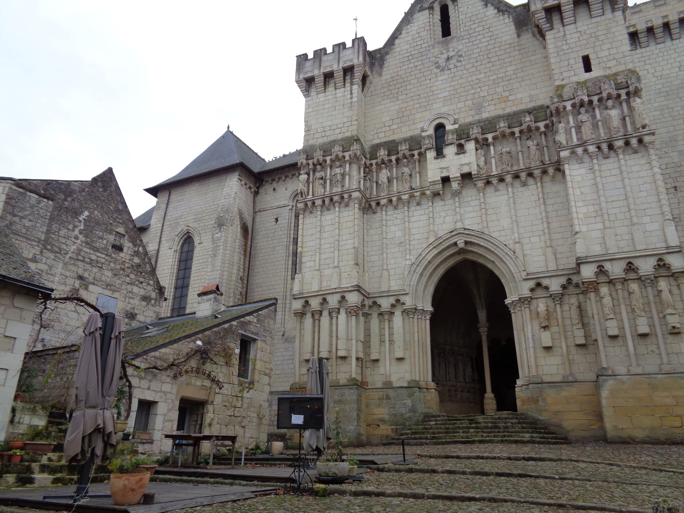 Candes St Martin Collegiale ch St Martin front nov21