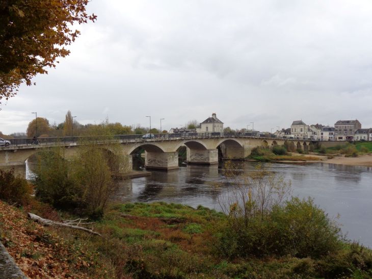 Chinon bridge over the Vienne river to cv nov21