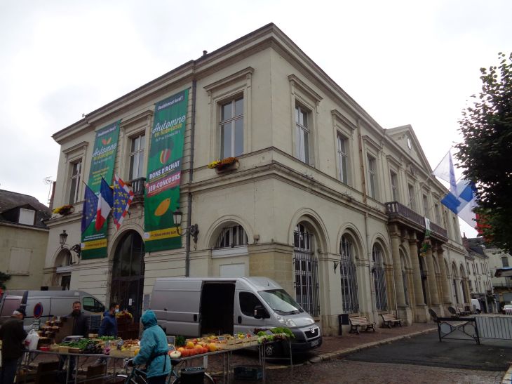 Chinon city hall market day nov21