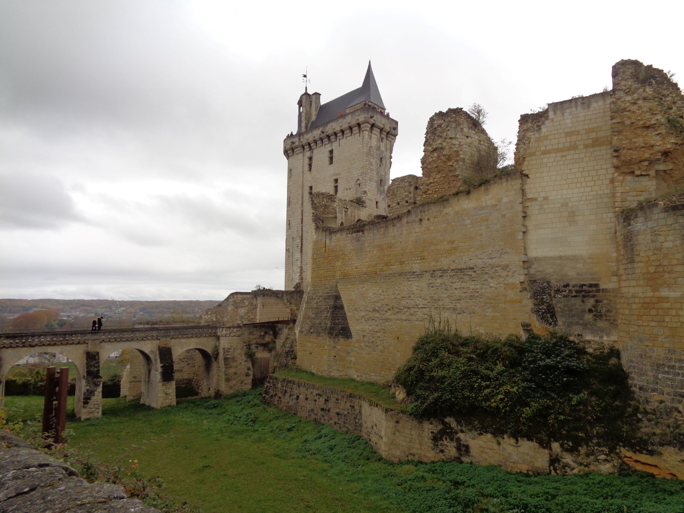 Chinon fortress entr bridge to castle nov21