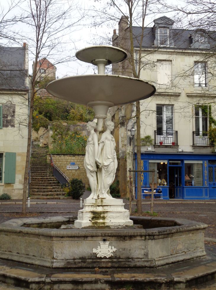 Chinon pl gen de gaulle fountain nov21