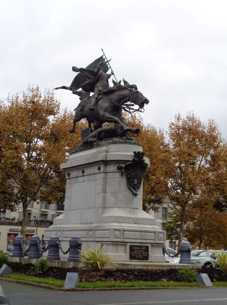 Chinon pl jeanne d'arc statue of jeanne d'arc nov21