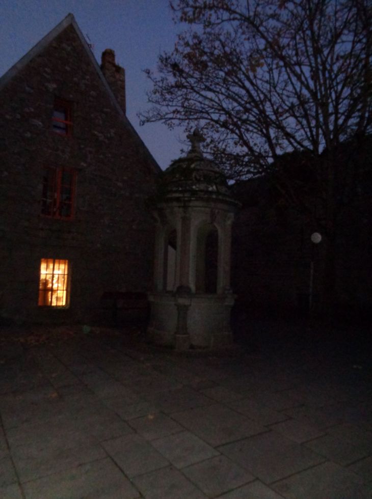 Concarneau ville close well fountain by entr nov21