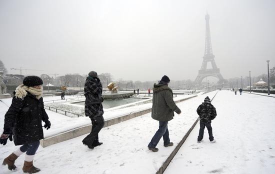 Paris by Concorde to Eiffel snow day people Dec10