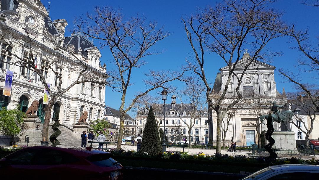 vannes-city-hall-left-coll-st-simon-chapel-ahead-and-statue-duke-jean-iv-on-horse-mar19