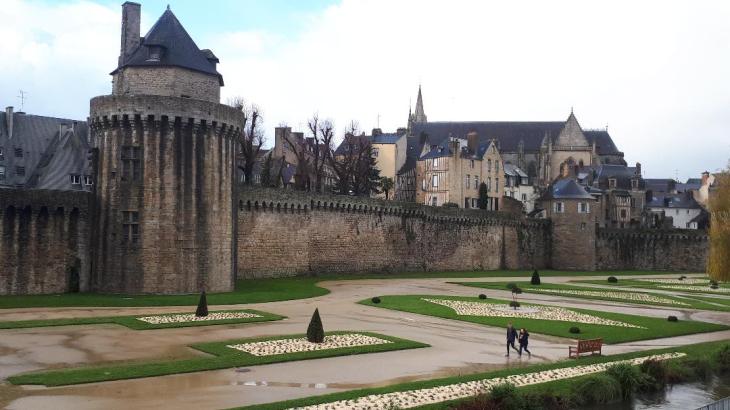 vannes connetable tower remparts et cathedral st pierre dec19