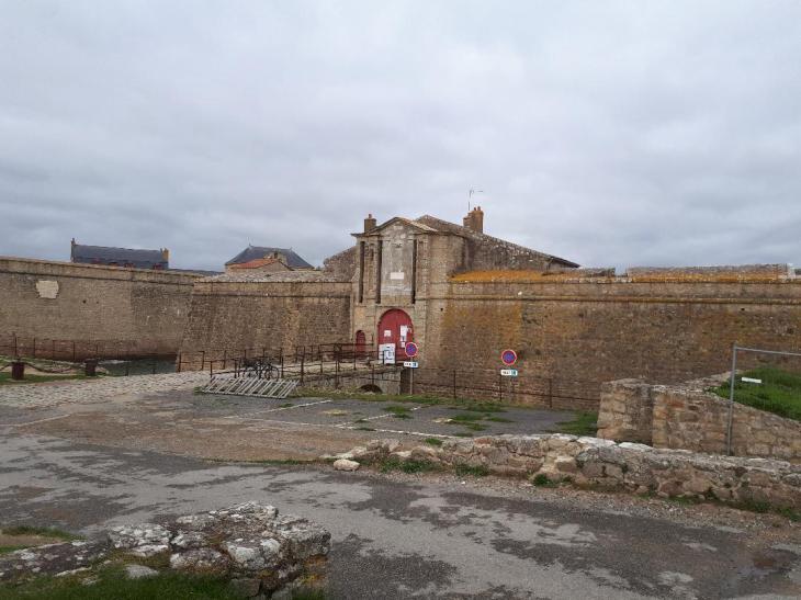 Port Louis citadelle front entr nov21