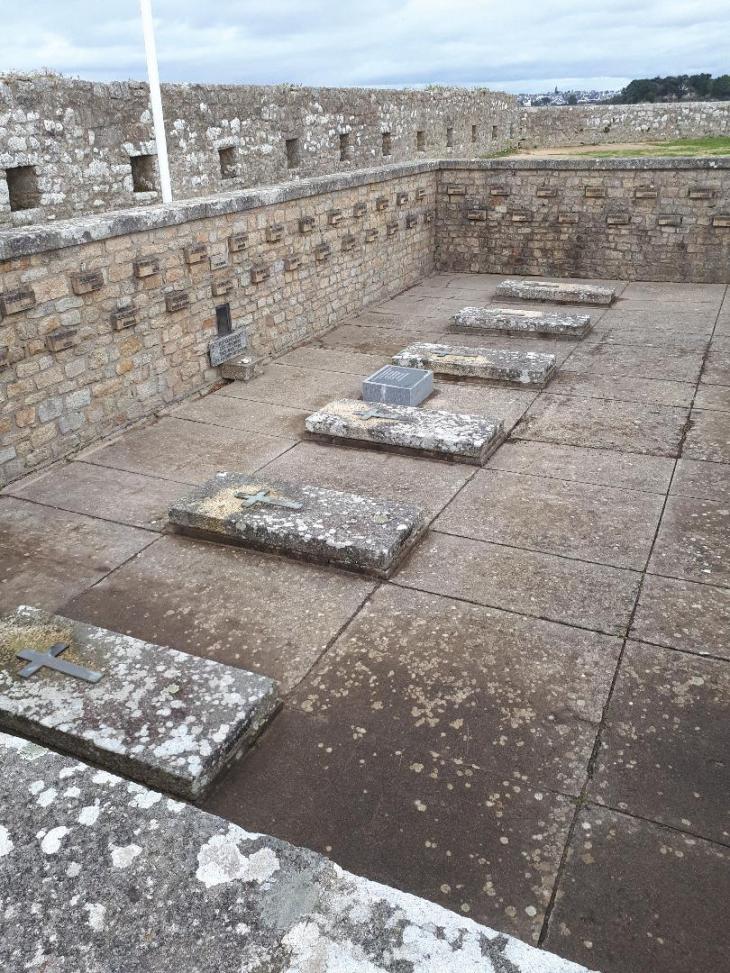 port louis mon to deportées et resistants in citadel nov21