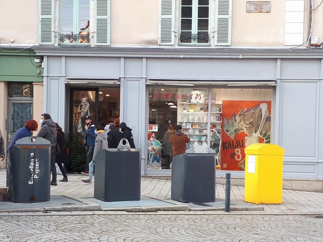 vannes japanim store front 3 Pl Joseph le Brix boys going in dec21