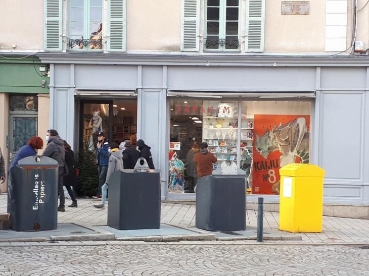 vannes japanim store front 3 Pl Joseph le Brix boys going in dec21